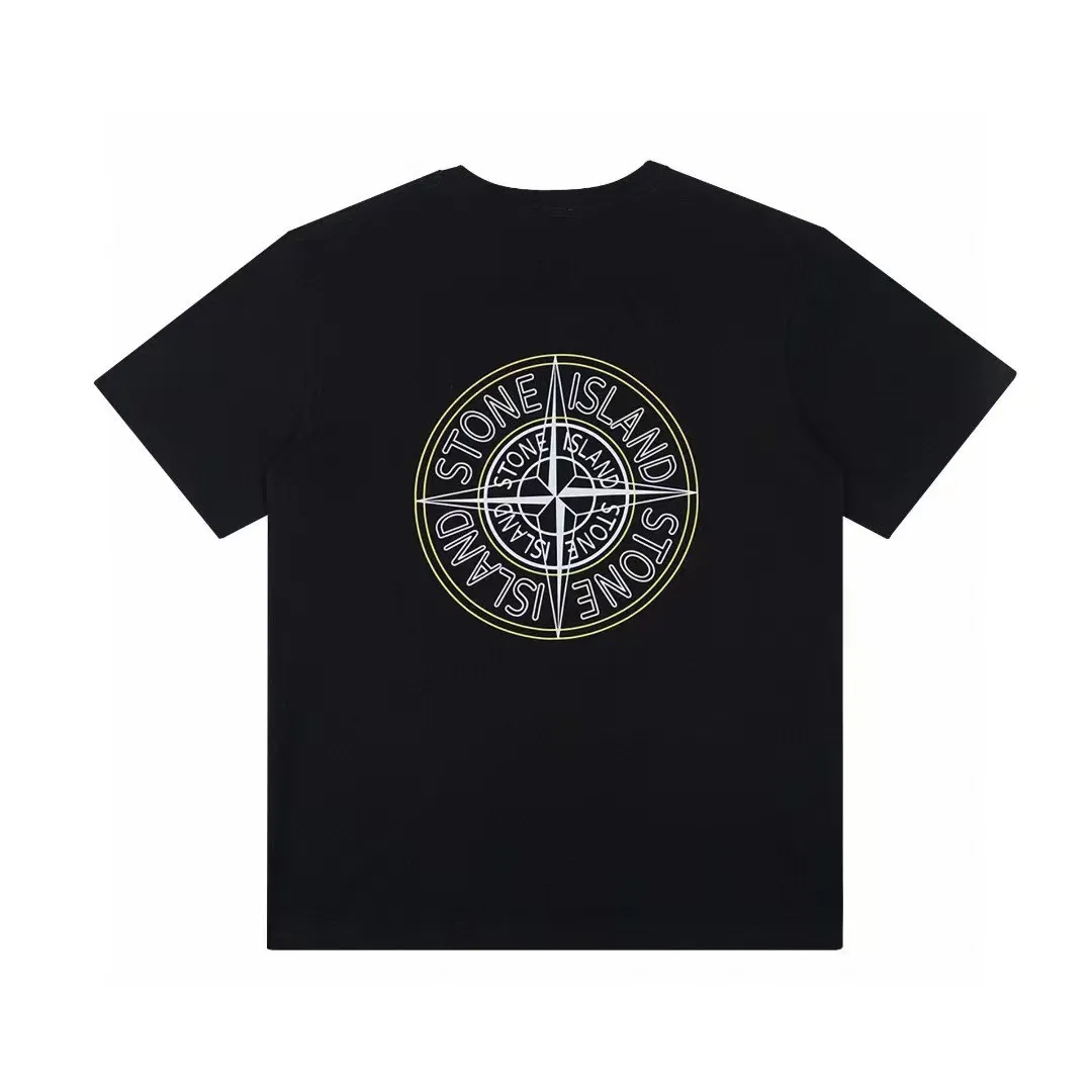 W609#P110💰 Stone Island has a large compass logo on the back of Stone Island. Logo printed short-sleeved men's and women's loose casual T-shirts. Made of 260 grams of combed cotton, 32-count double yarn, double threads and two needles to press the thread. No deformation after long-term washing. Imported 3D printing, no fading, no cracking. Washable double tags. Original packaging. Color: black-white. Size M-XXL.
